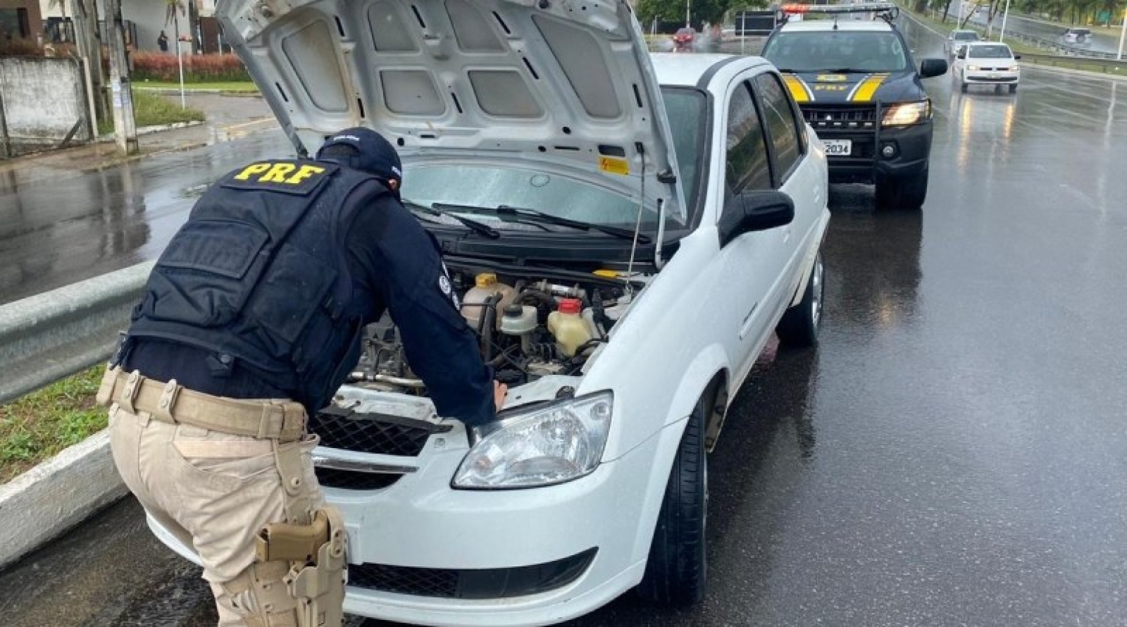 Carro roubado é recuperado pela PRF na BR 101 em Natal