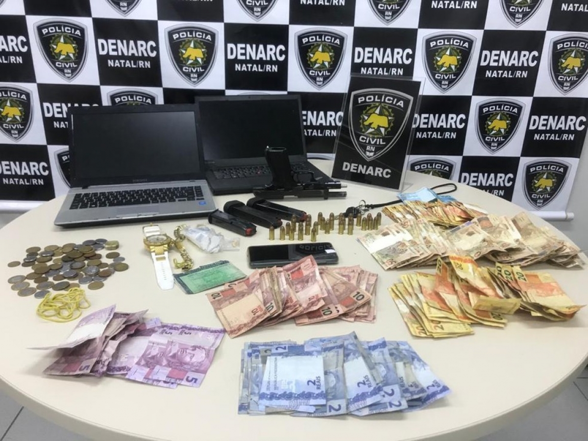 Suspeito de tráfico de drogas é preso em Natal e joga dinheiro na rua para tentar livrar flagrante, diz Polícia Civil