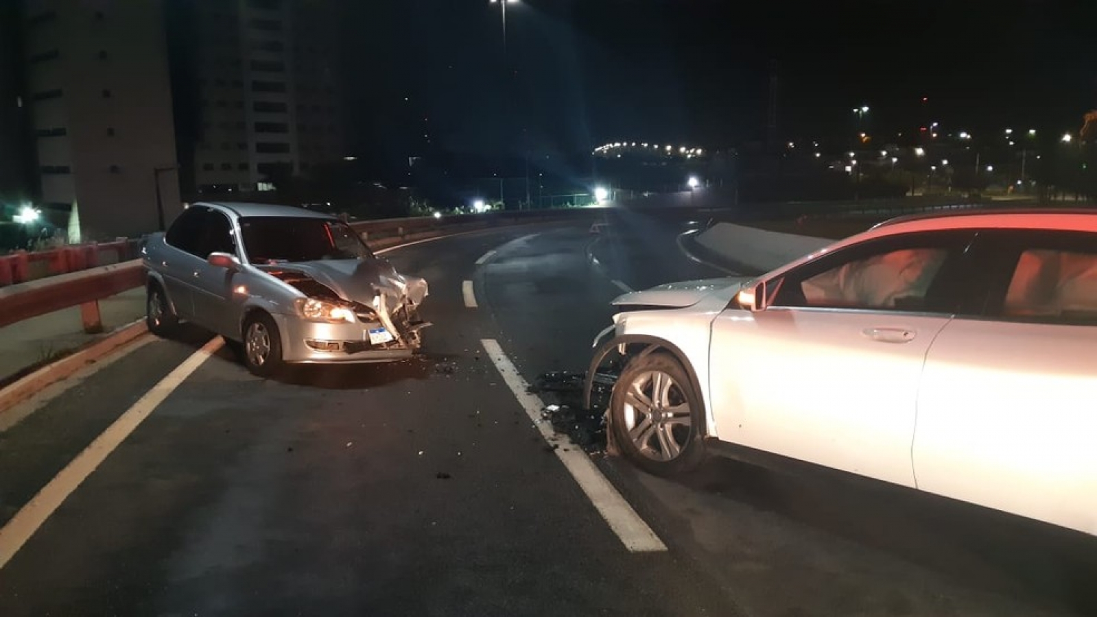 Mulher bêbada dirige carro de luxo pela contramão e provoca acidente no viaduto de Ponta Negra em Natal