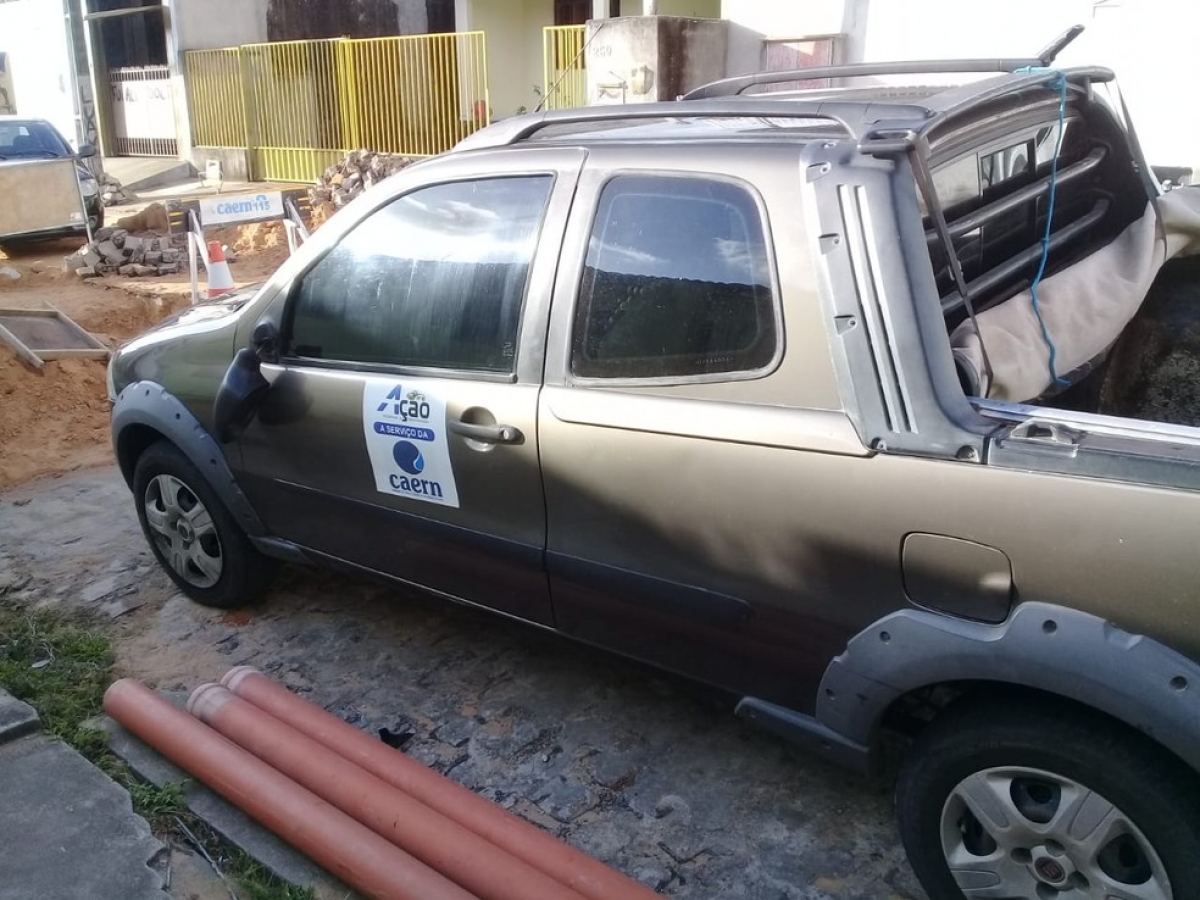 Assaltantes roubam carro usado por trabalhadores terceirizados da companhia de água do RN