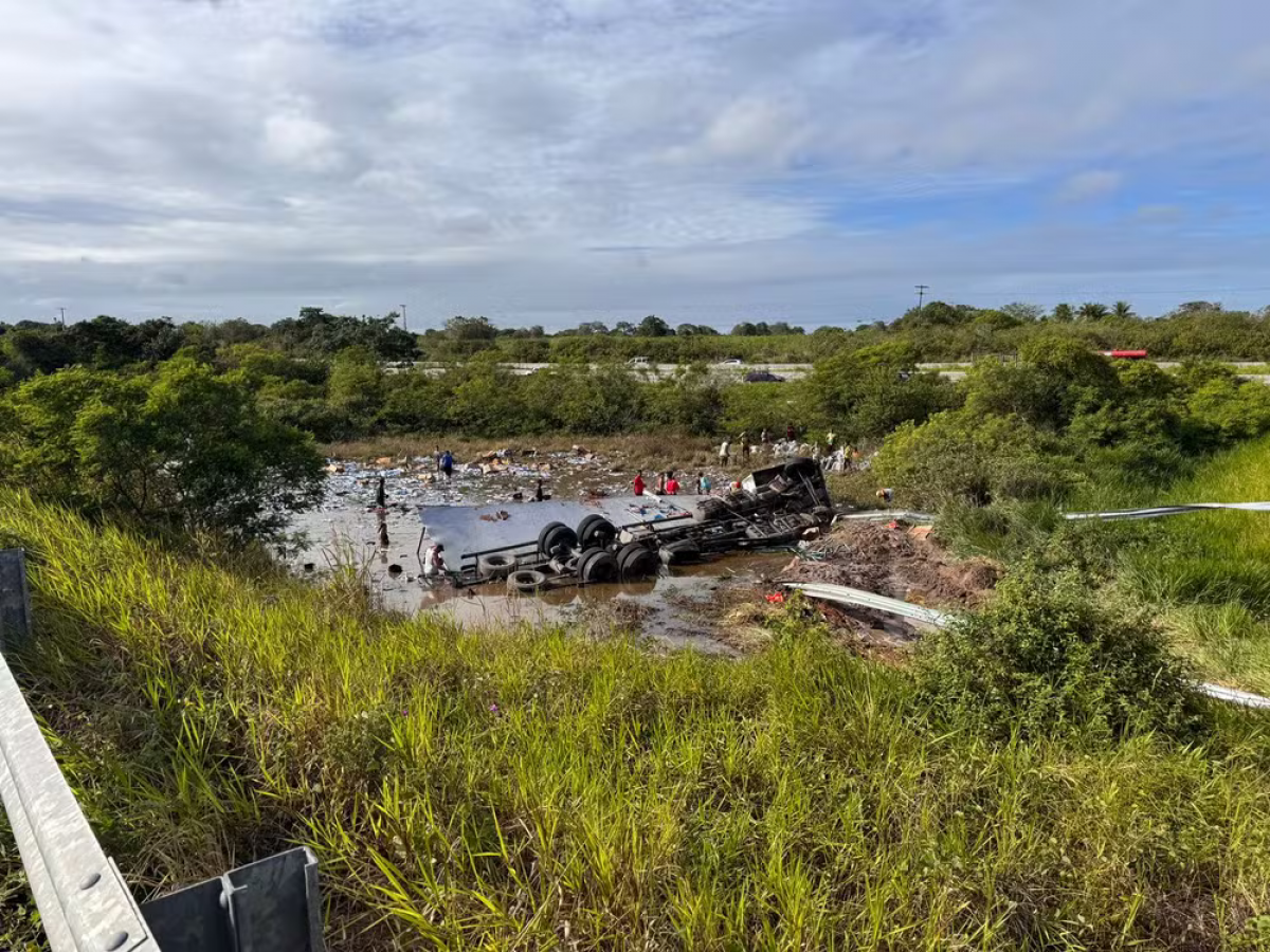 Alça de acesso da BR-304 é interditada após tombamento de carreta em Macaíba