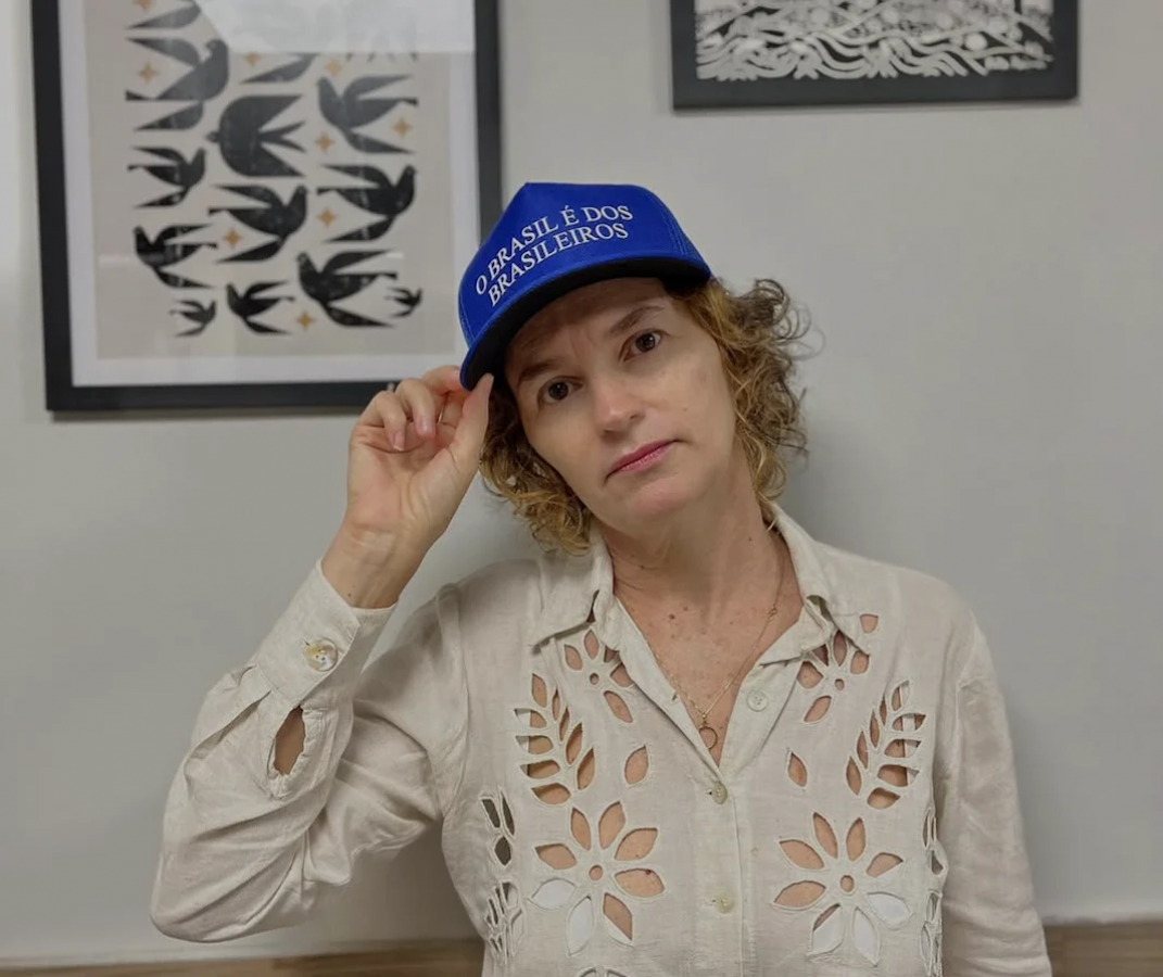 Isolda posa com boné “O Brasil é dos brasileiros” e diz estar pronta para defender o País com Lula