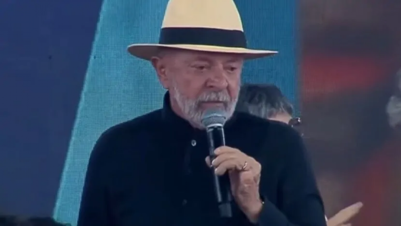 Lula ironiza Eduardo Bolsonaro e diz que filho pediu ajuda a Trump para livrar o pai de julgamento