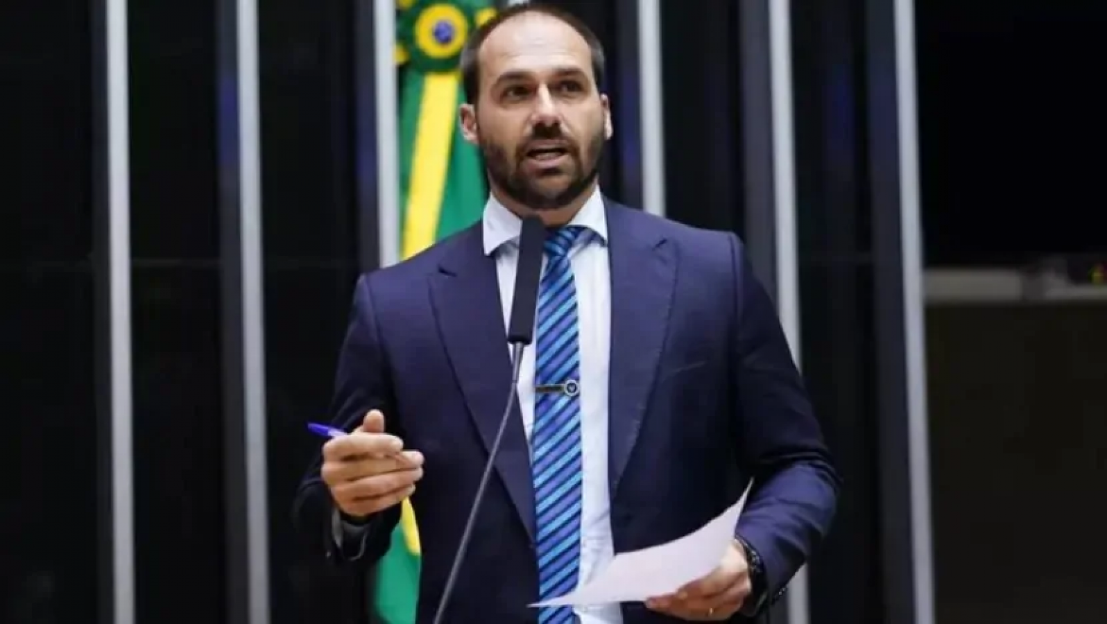 Eduardo Bolsonaro diz que não voltará ao Brasil e admite abrir mão do mandato