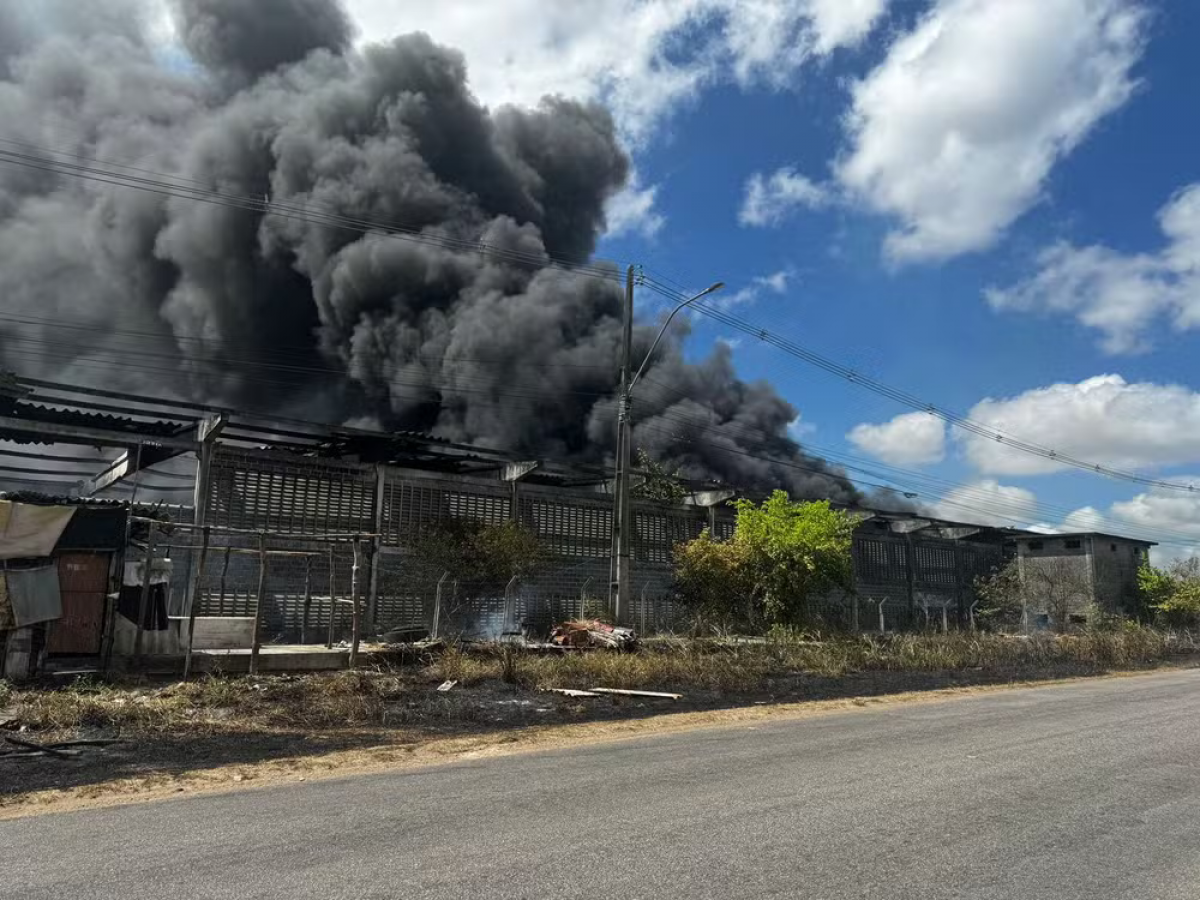 Incêndio atinge galpão com pneus em Macaíba