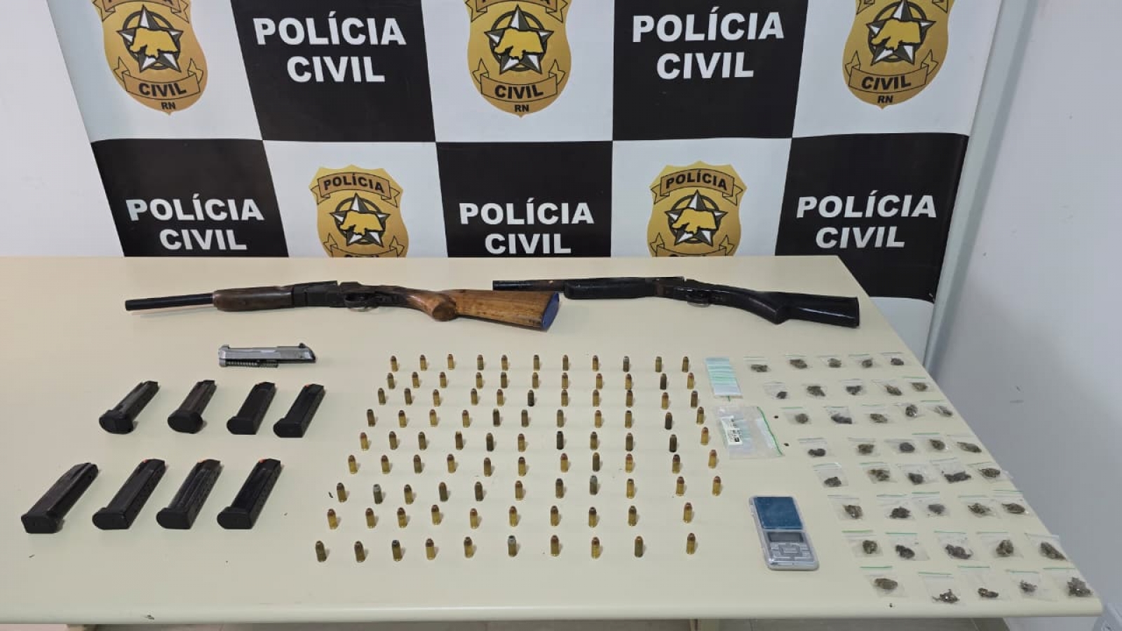 Adolescente é apreendido com drogas em condomínio na Grande Natal; polícia encontra armas e munições