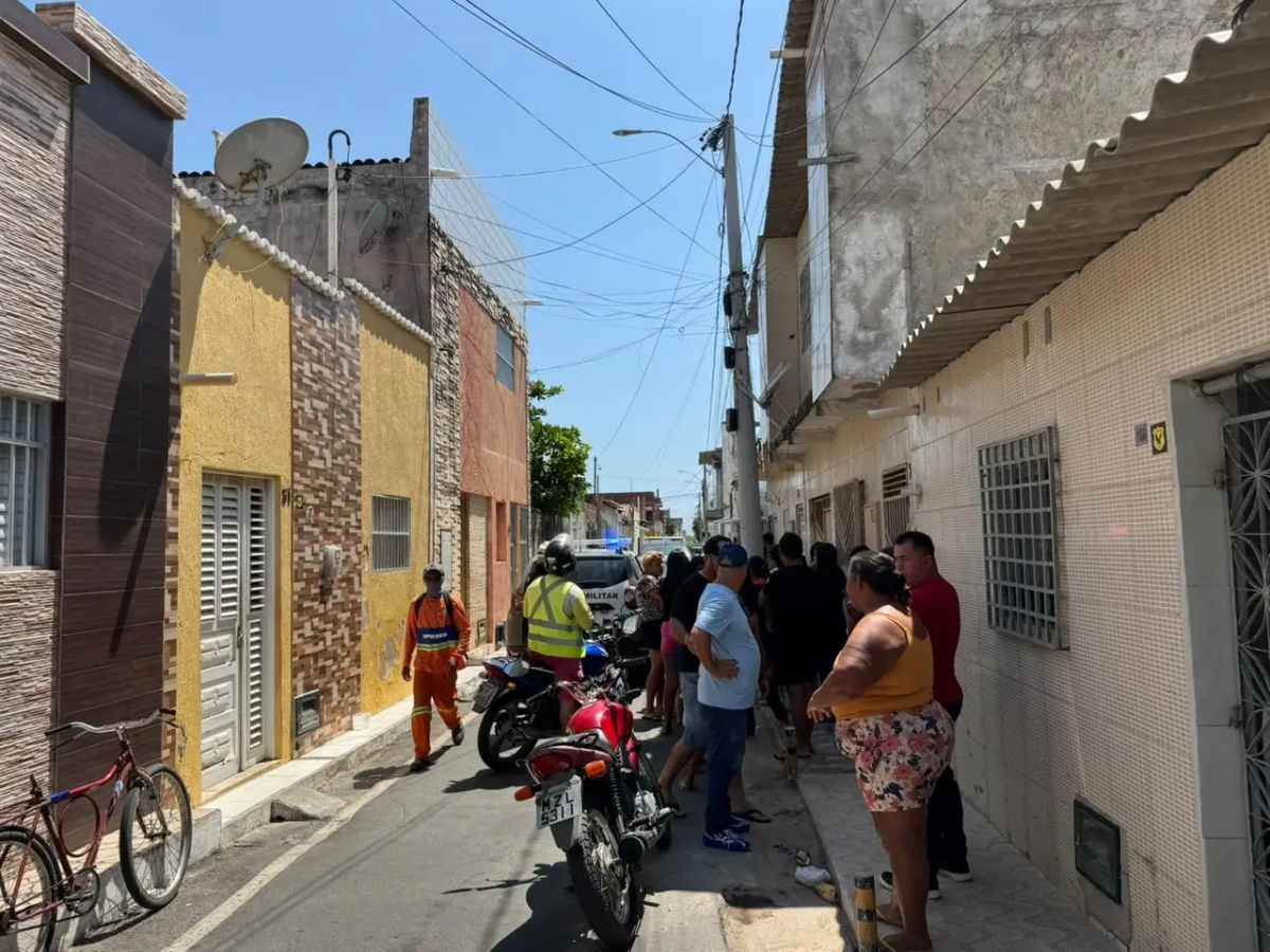 Pai e filho de 5 anos são encontrados mortos dentro de casa em Areia Branca, no RN