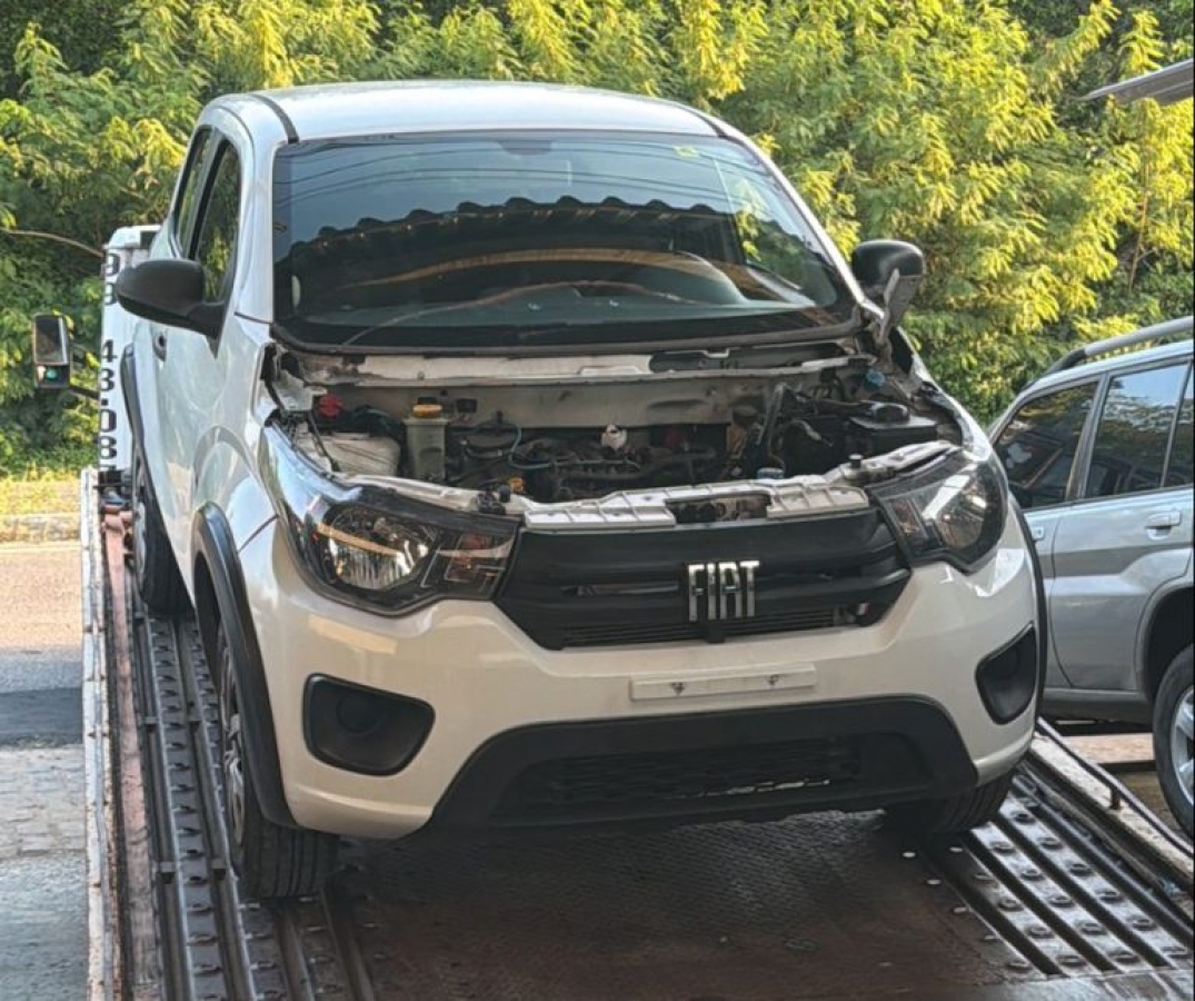 Dois homens são presos com carro roubado dentro de oficina em Natal