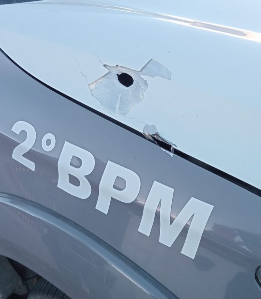 Viatura da PM fica marcada por tiros após confronto em Grossos
