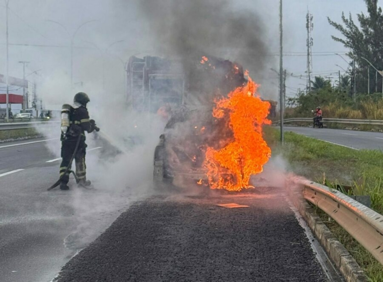 Carro pega fogo às margens da BR-101 em Parnamirim