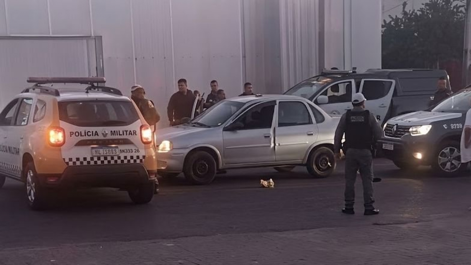 PM usa viatura para impedir carro de atingir fiéis durante procissão no RN