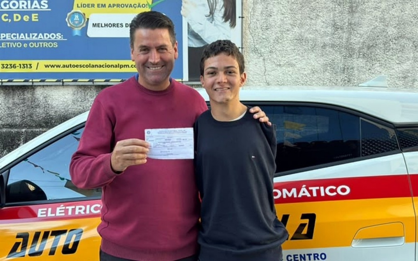 Jovem que nasceu sem os braços conquista CNH após aprender a dirigir com os pés