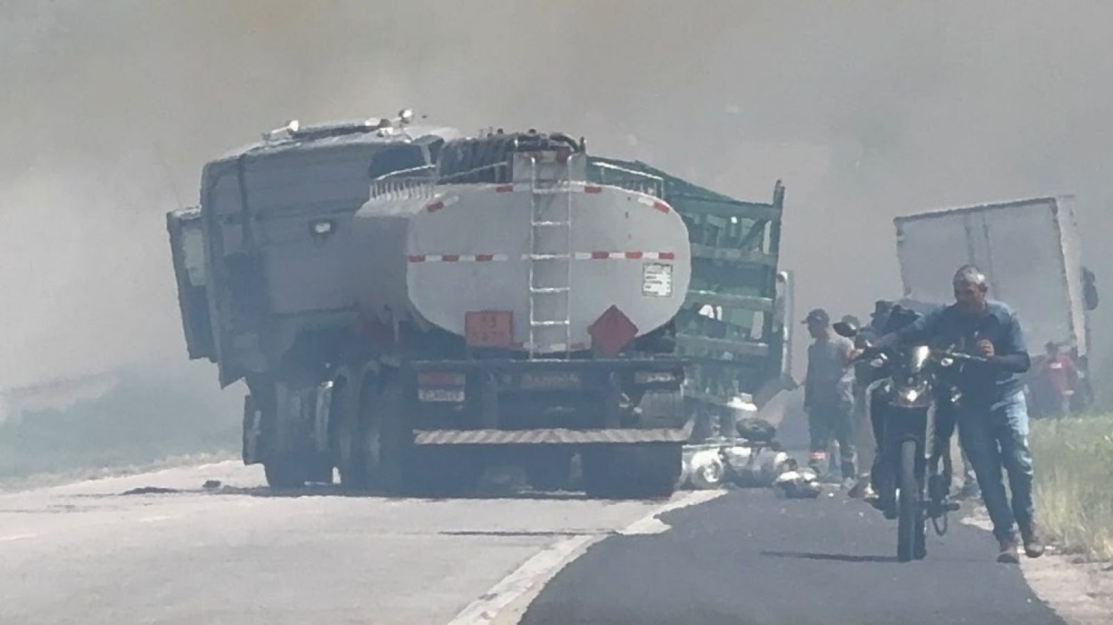 BR-101 é interditada nos dois sentidos após incêndio e acidentes na Grande Natal