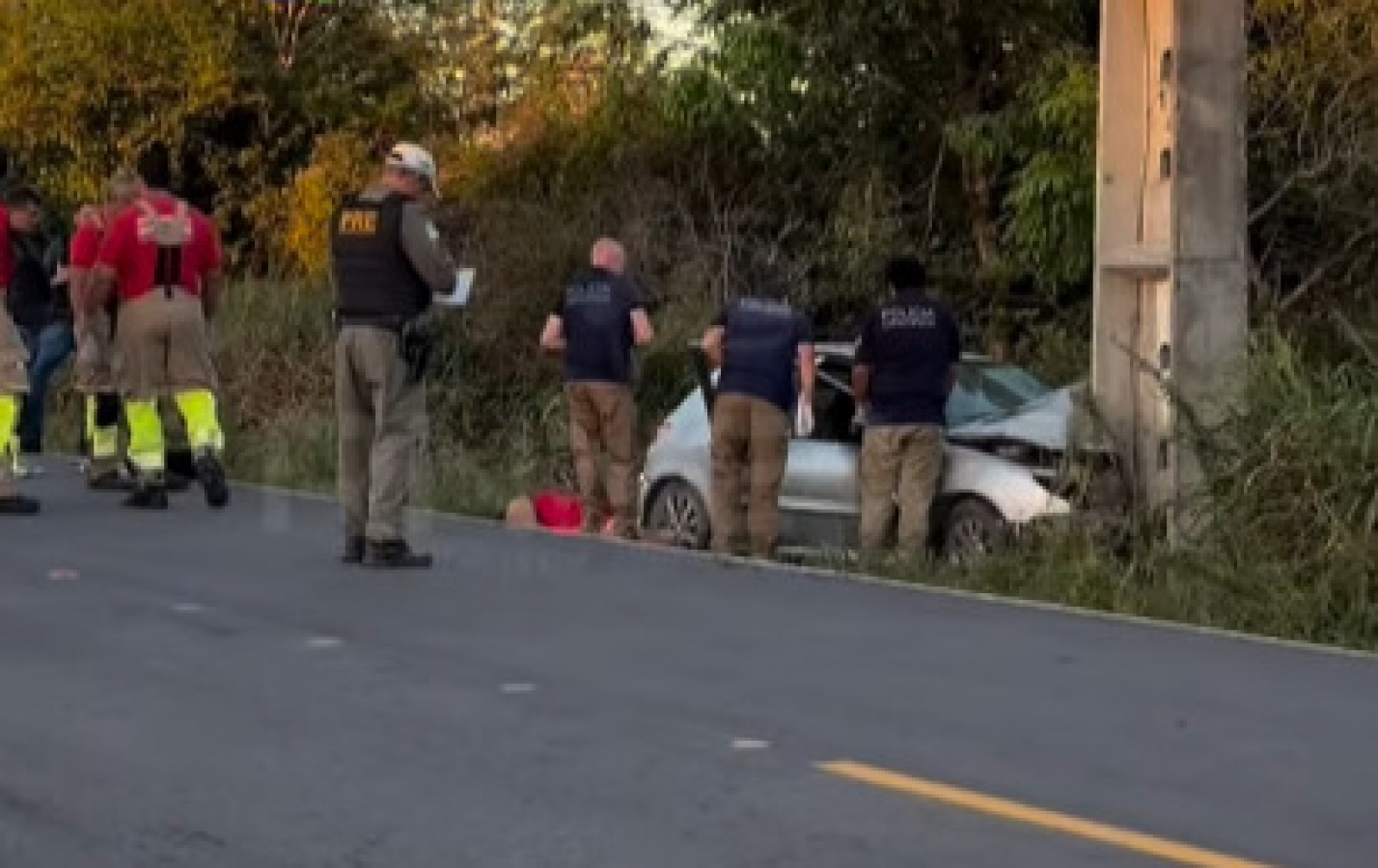 Casal morre e criança de 5 anos fica ferida após carro bater em poste no RN