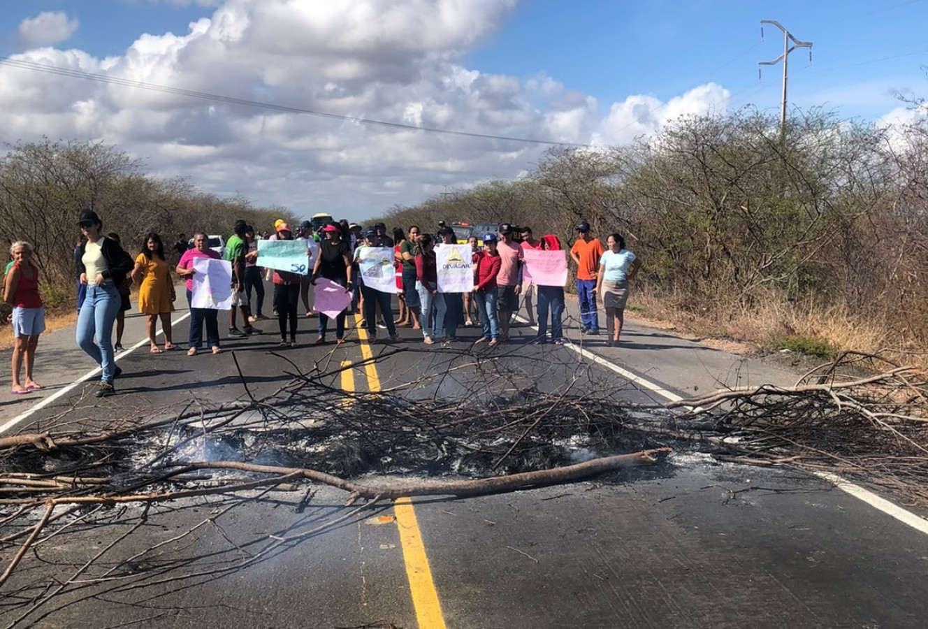Protesto bloqueia trecho da BR-110 entre Mossoró e Areia Branca