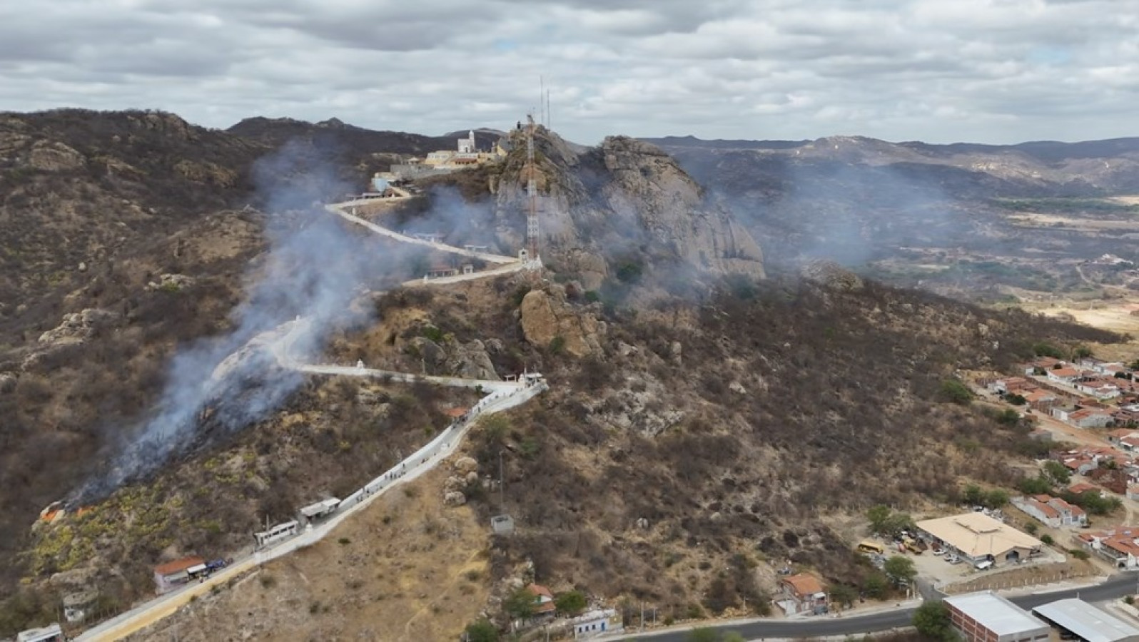 Incêndio atinge Monte do Galo, em Carnaúba dos Dantas