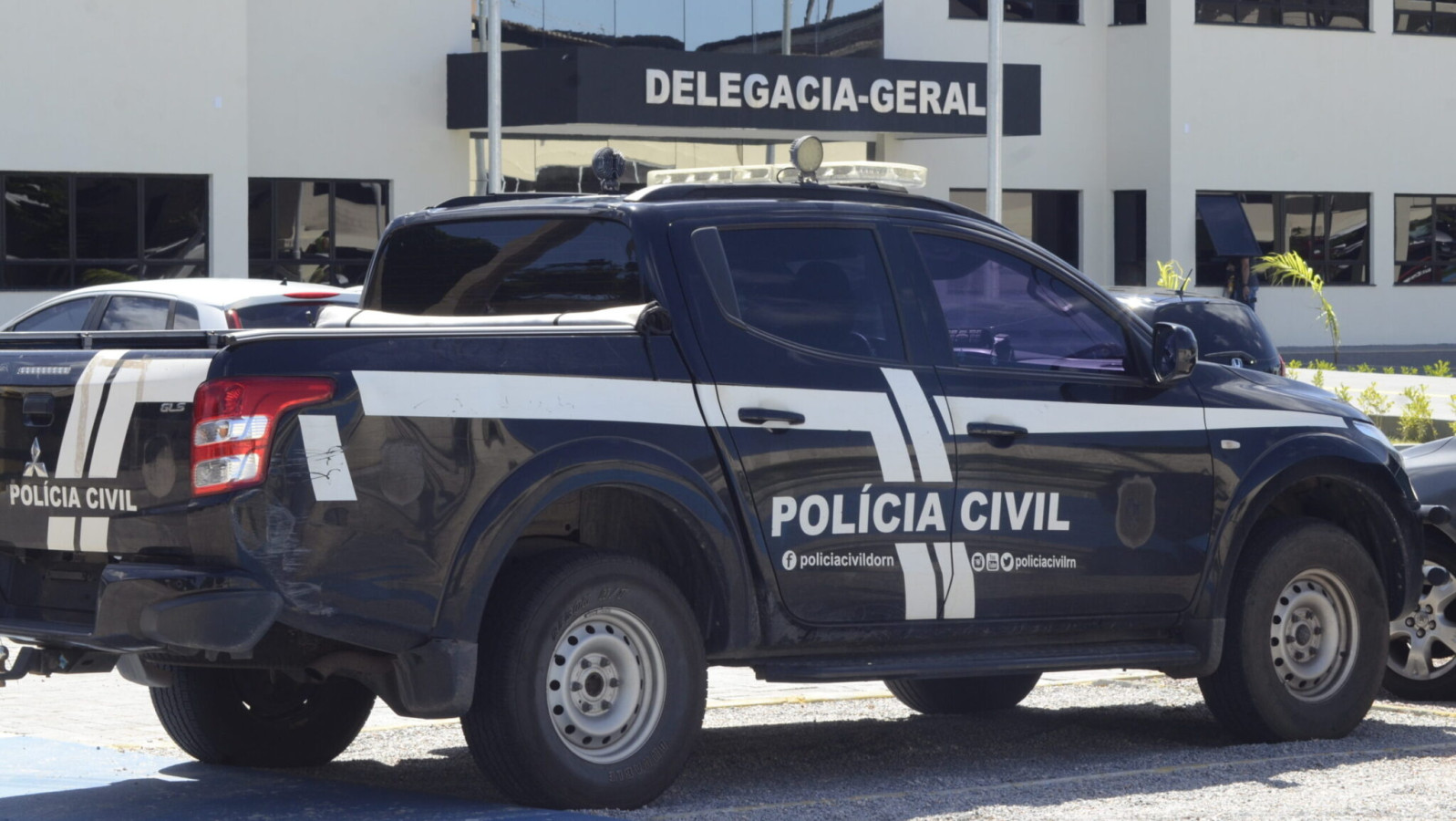 Casal estrangeiro é mantido refém por criminosos por 6 horas no litoral Norte do RN