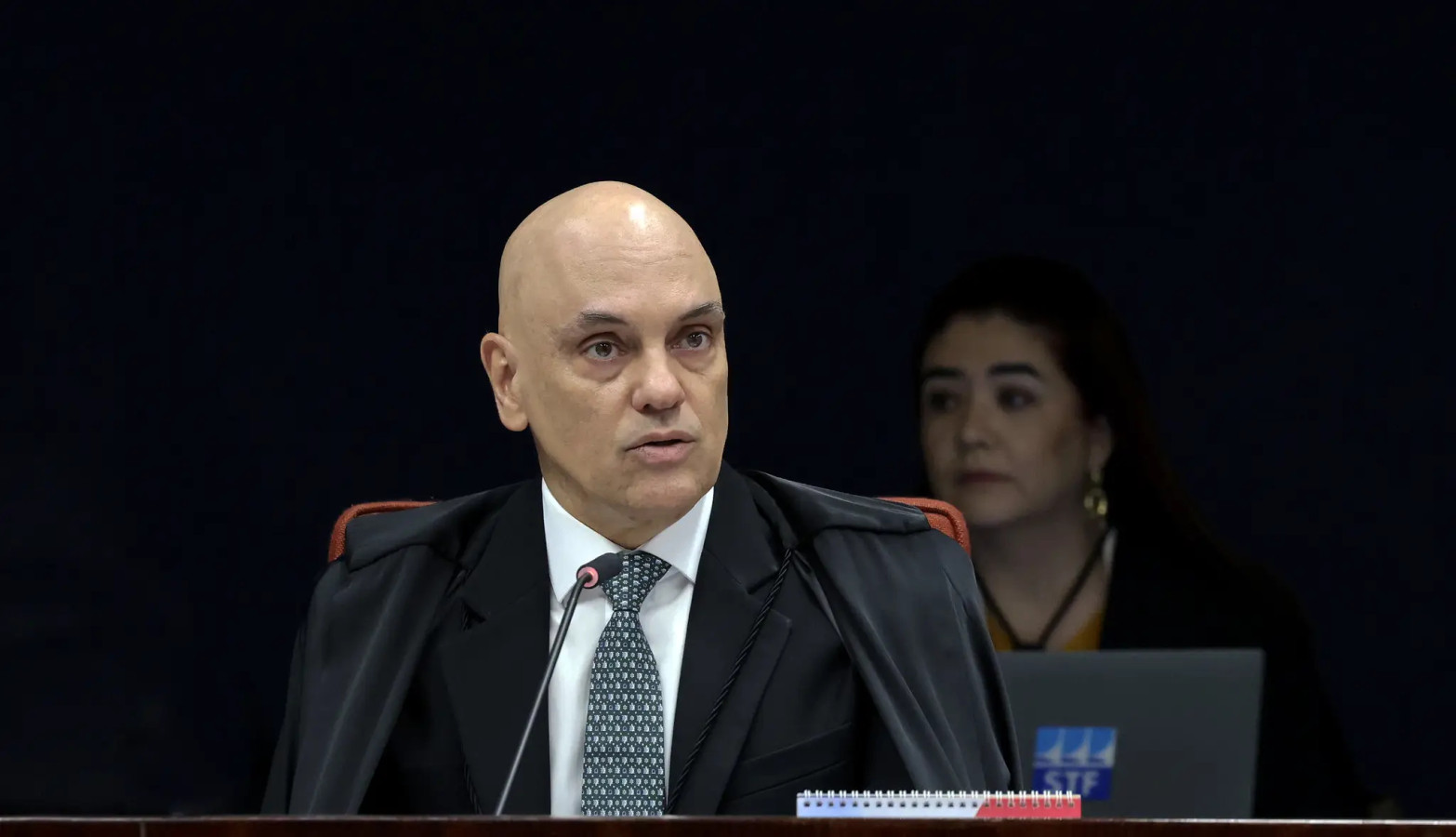 Decisão de Moraes contra Flávio pega STF de surpresa e Ministros temem novo racha no país