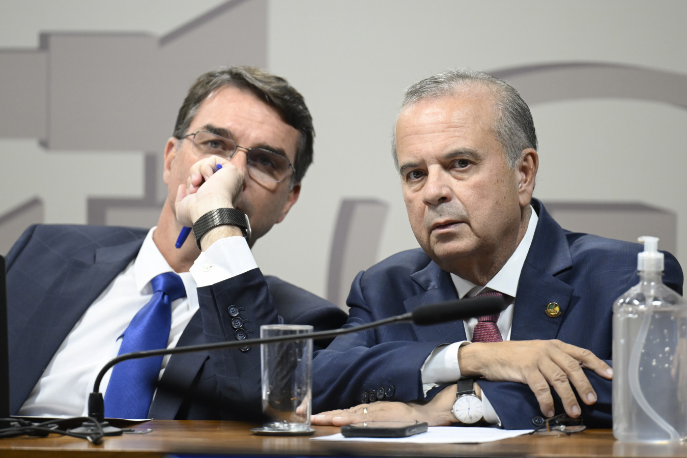 “Não saiu”, diz Rogério Marinho sobre suposta saída de Flávio do país