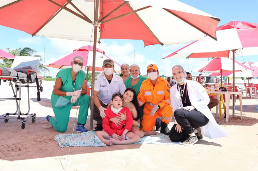 Menino internado em UTI realiza sonho de ver o mar pela primeira vez