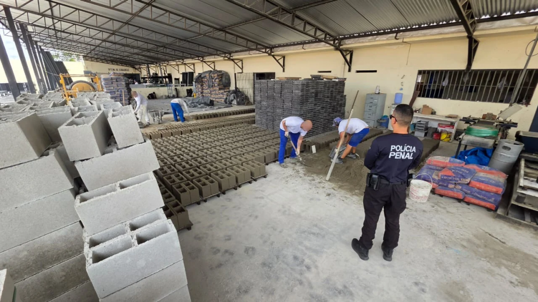 Presos produzem blocos de concreto para pavimentar 19 ruas em Nísia Floresta