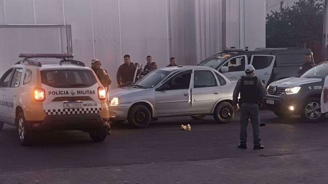 PM usa viatura para impedir carro de atingir fiéis durante procissão no RN
