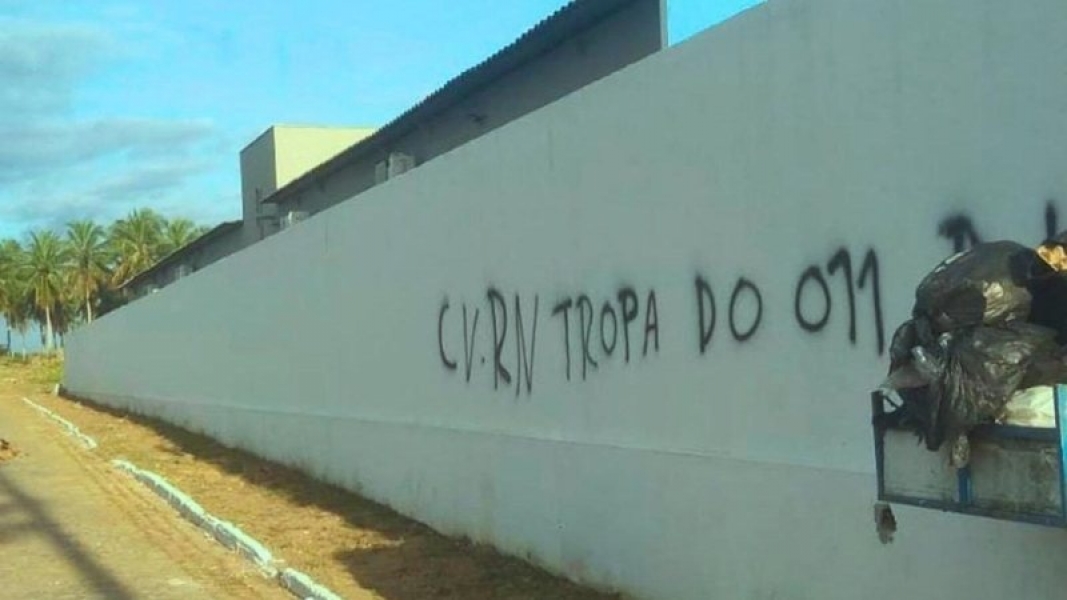 Escola é pichada com sigla de facção e moradores relatam tiros em São José de Mipibu