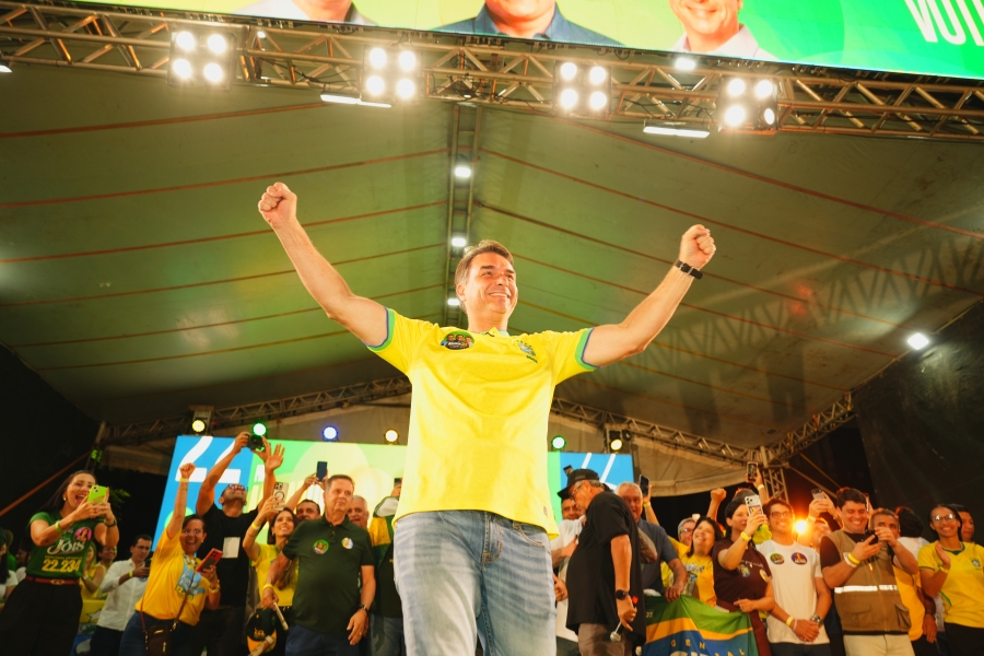 Flávio Bolsonaro tem 46% e Lula, 45% no 2º turno