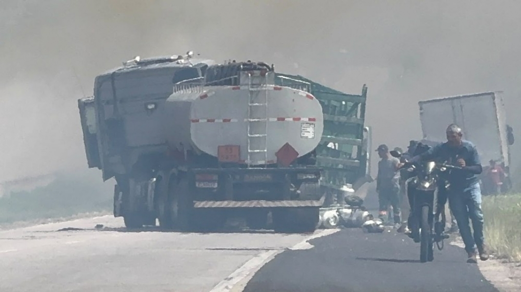 BR-101 é interditada nos dois sentidos após incêndio e acidentes na Grande Natal