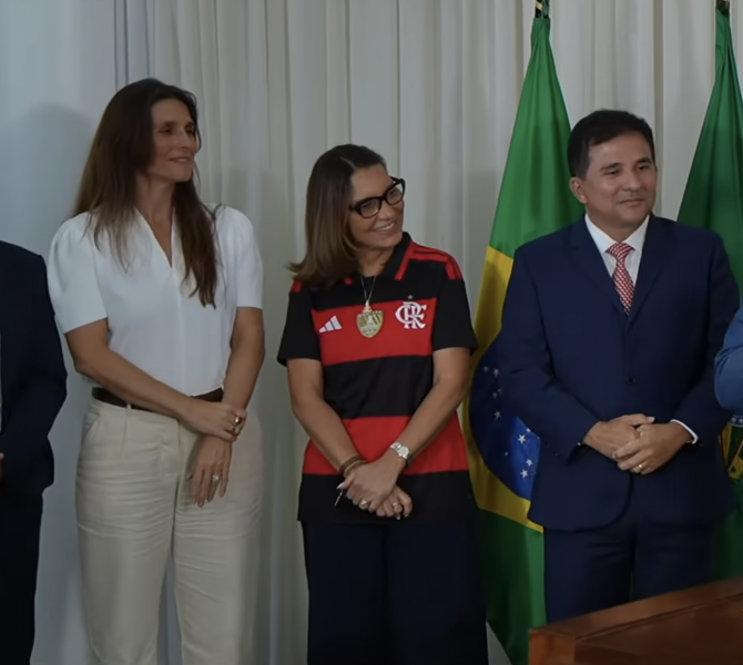 Em meio a polêmicas, Janja usa camisa do Flamengo e pingente de Nossa Senhora Aparecida