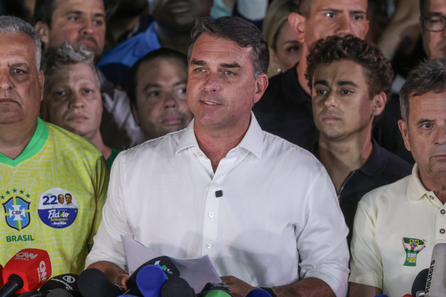 Após derrota de Flávio, deputada pede apreensão de passaporte para evitar possível fuga