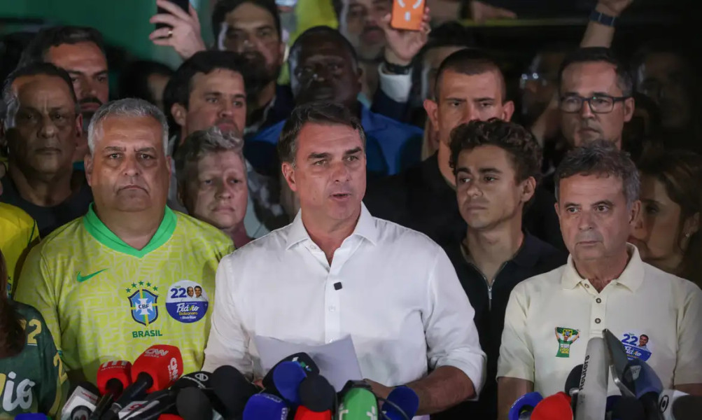 PF investiga informação de que Flávio Bolsonaro teria deixado o Brasil