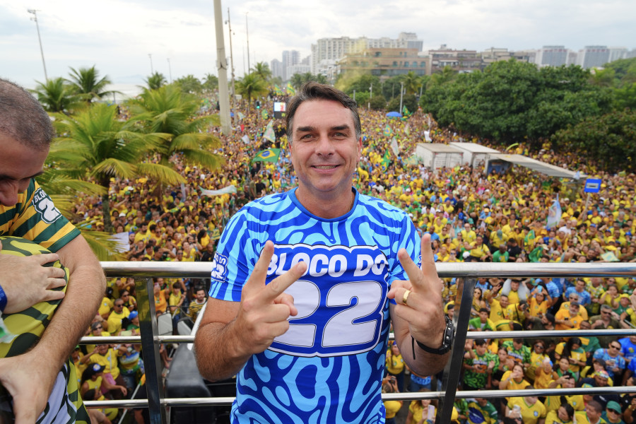 Flávio Bolsonaro deixa o Brasil e segue para os Estados Unidos, afirma Metrópoles