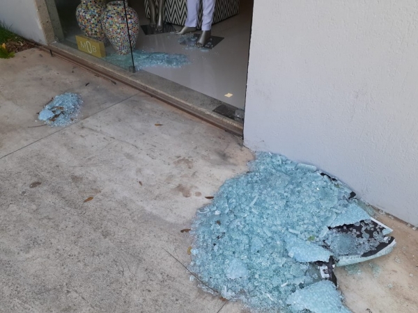 Criminosos quebram porta de vidro com pedra e arrombam loja de roupas na zona Leste de Natal