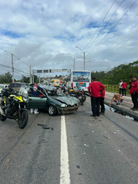 Acidente entre moto, carro e ônibus deixa feridos e complica trânsito na Felizardo Moura, em Natal
