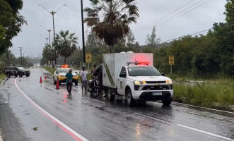 Jovem morre ao perder controle de moto e colidir com palmeira na Rota do Sol