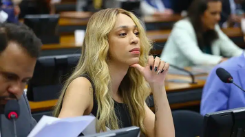 Erika Hilton aciona STF e PGR para bloquear bens e redes sociais de Eduardo Bolsonaro