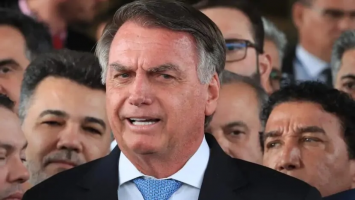 Bolsonaro rebate Lula: “Ladrão, é você de novo comigo na sua boca?”