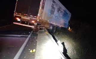 Caminhão quase despenca de ponte após desvio na BR-304, em Angicos