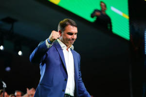 TSE nega ataque hacker e diz que pessoa com credencial do Missão filiou Flávio Bolsonaro