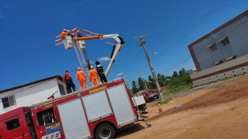 Bombeiros resgatam trabalhadores presos a 12 metros de altura após falha em cesto aéreo no RN