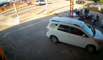 Cilindro de gás explode e é lançado pela rua, atingindo carro e moto na Grande Natal