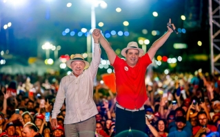 Após apoio de Lula, Cadu ganha destaque negativo na imprensa nacional por reajuste no próprio salário durante a pandemia