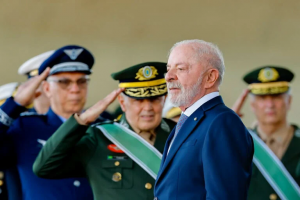 Lula deixa entrevista no QG do Exército sem responder perguntas sobre Lulinha e Marcola