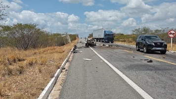 Homem de 26 anos morre em colisão frontal entre Saveiro e caminhão na BR-304