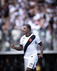 Jogador do Vasco é alvo de operação contra tráfico de drogas e armas no Rio