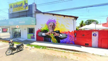 Justiça Eleitoral manda cobrir mural de Lula em comitê de Isolda em Mossoró