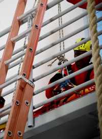 Bombeiros atendem vítima após queda do 2º andar em Caicó