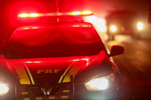 Colisão entre carro e moto deixa um morto e uma mulher em estado grave na BR-406, no RN