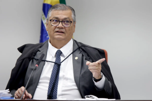 Dino determina reintegração imediata de diretor-geral da PF